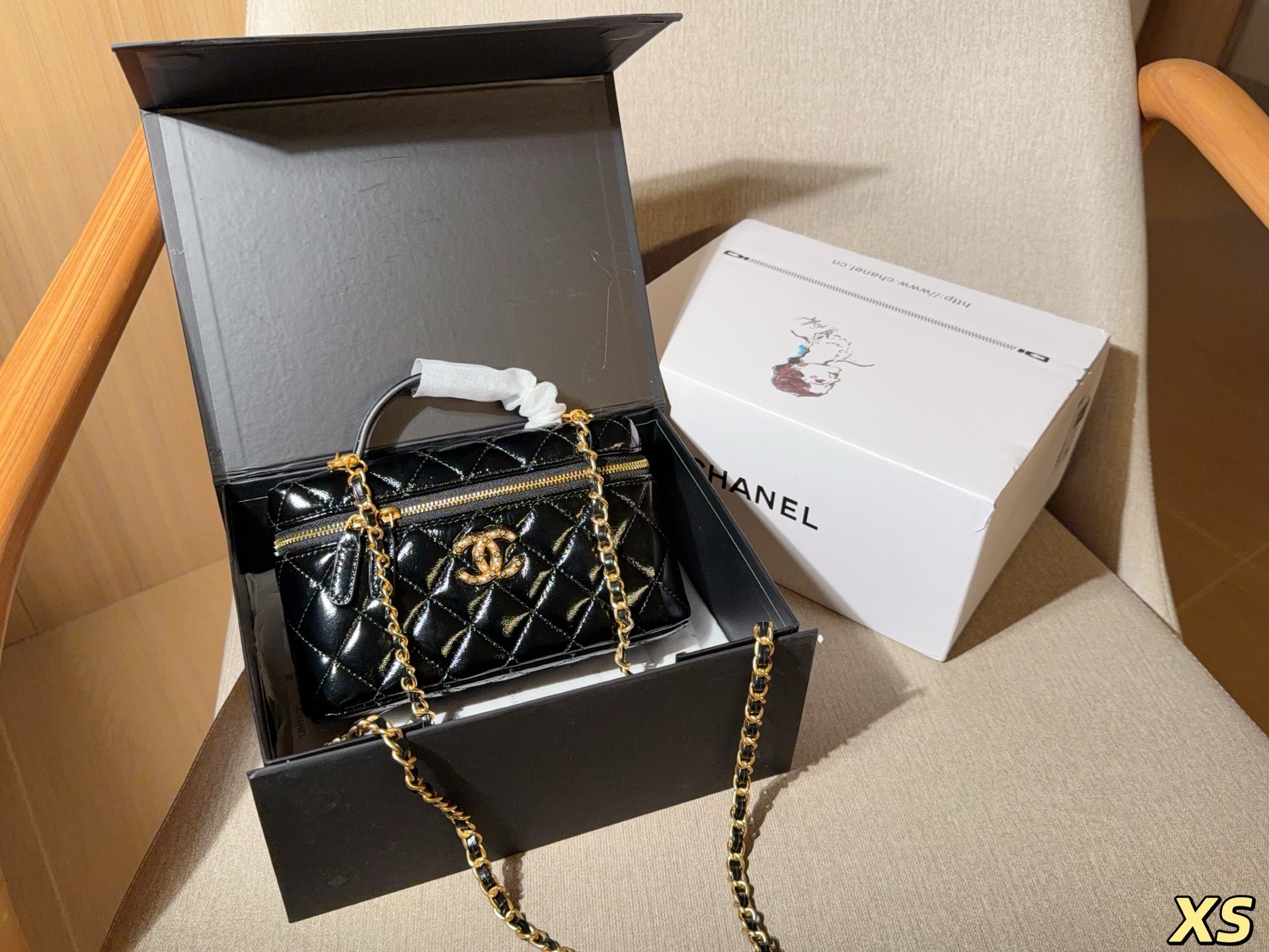 Chanel香奈兒 牛皮 油蠟皮小花扣 LP飯盒包！鏈條斜挎包 尺寸19&times;12&times;5 禮盒包裝🎁 